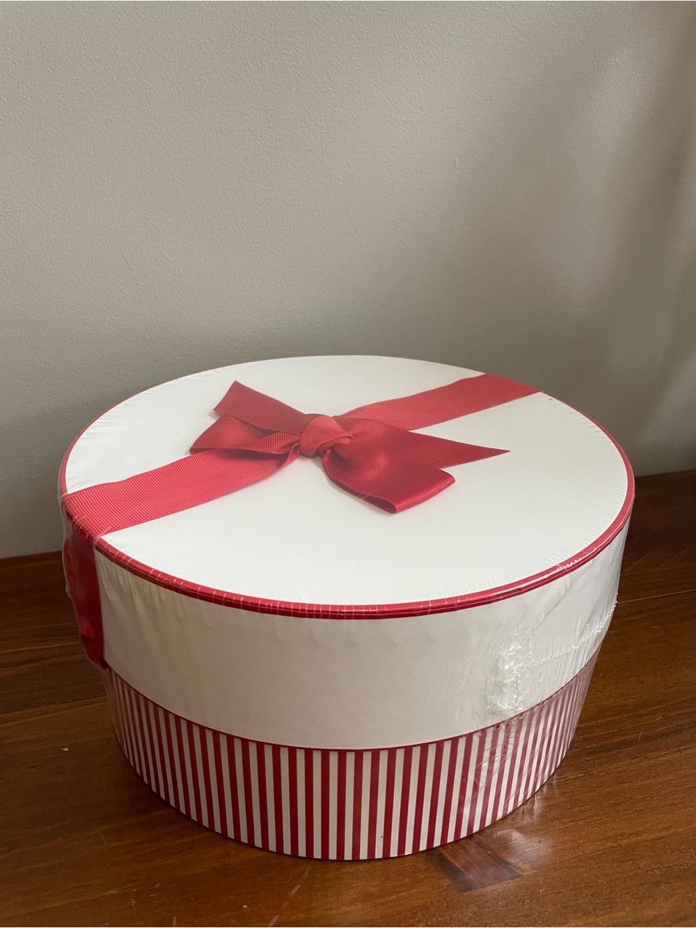 New Sugar Paper White and Red Round Gift Box with Bow - Home Party Supplies